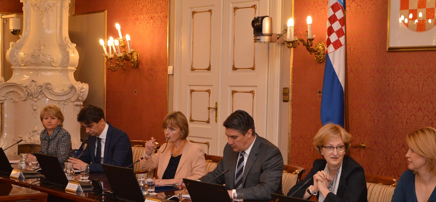 Government adopts plan to reduce number of state agencies